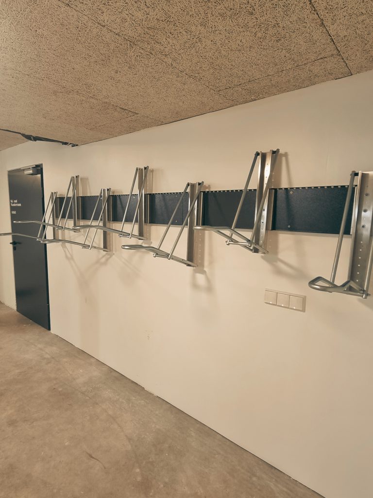 am Greben Apartments, Top-Ausstattung der einzelnen Ferienwohnungen, Wandhalterung für Fahrräder in der Tiefgarage